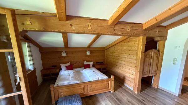 Die Zimmer sind gemütlich eingerichtet - hier sieht man ein Wohnstudio für Familien.