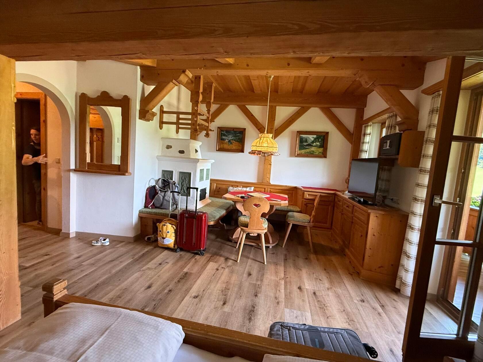 Eine Sitzecke mit Kamin ist auch für Winterurlaube wunderbar.