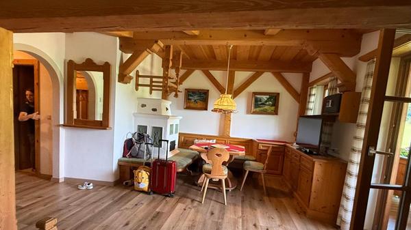 Eine Sitzecke mit Kamin ist auch für Winterurlaube wunderbar.