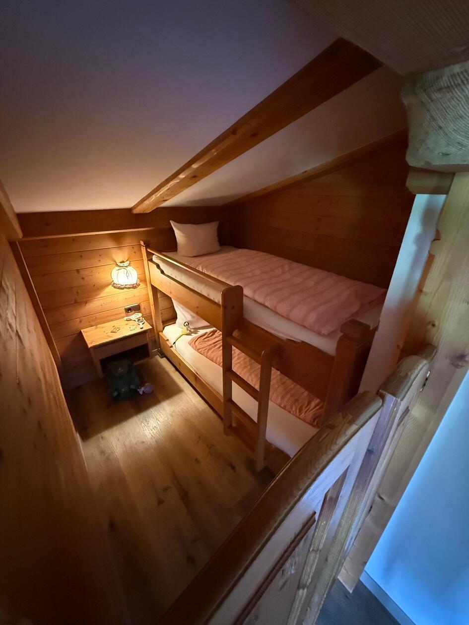 Die Kinder können es sich im Stockbett gemütlich machen.