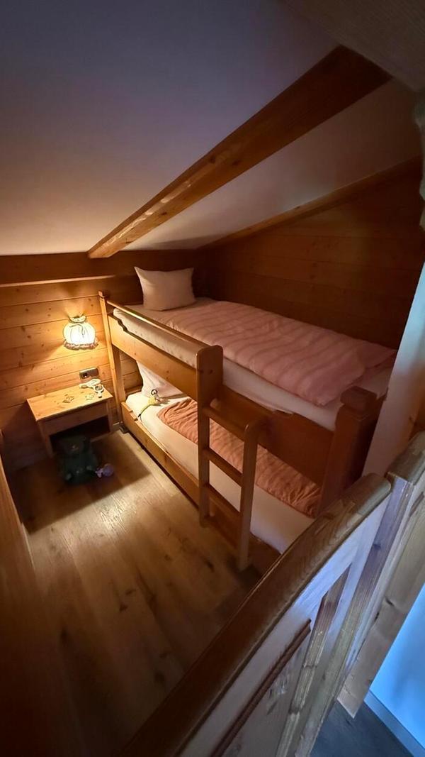 Die Kinder können es sich im Stockbett gemütlich machen.