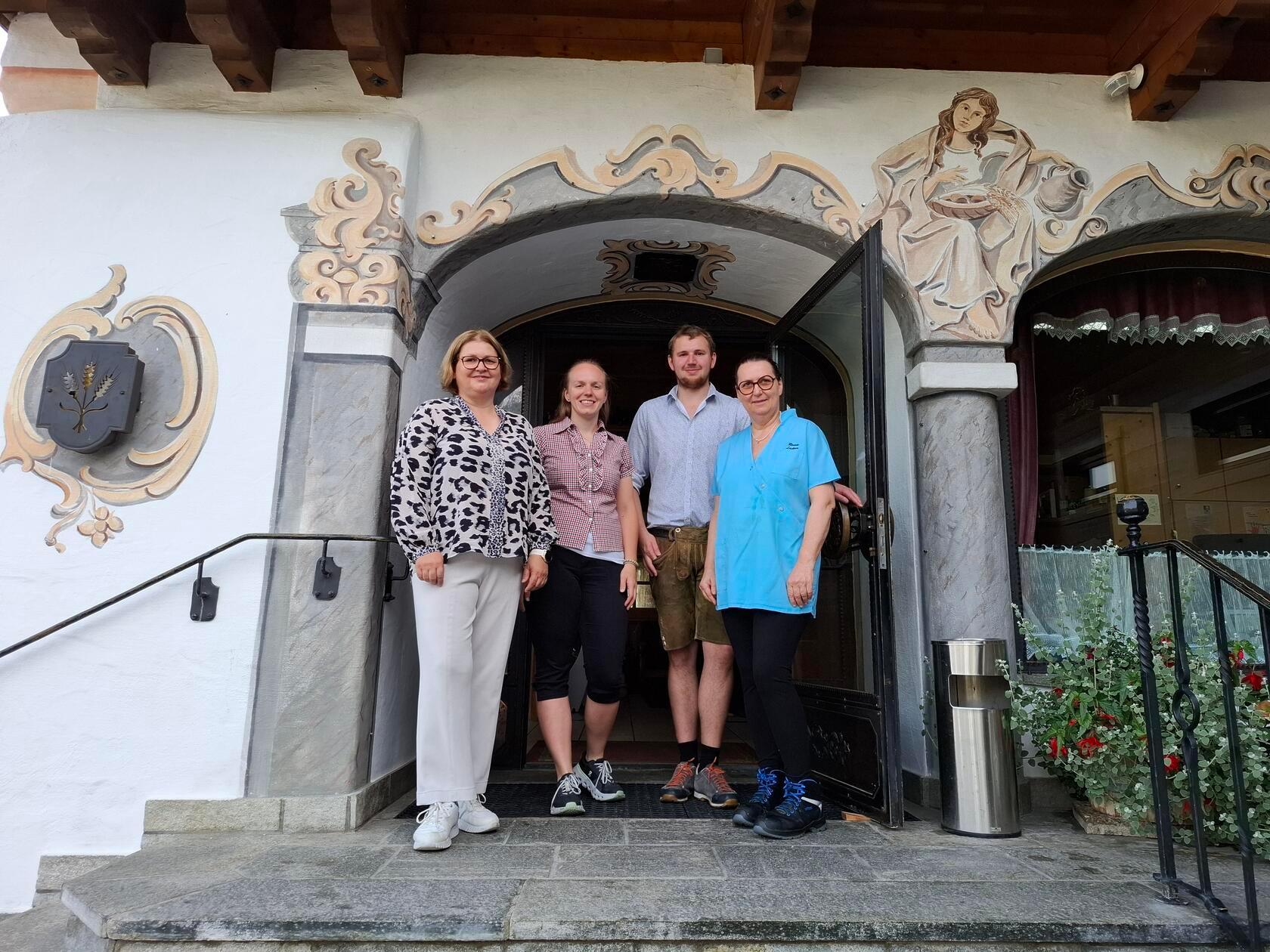 Familie Lackner betreibt den Kramerhof seit Generationen. (v.ln.r.) Senior-Chefin Christine Lackner, Rezeptionistin Barbara Taferner, Junior-Chef Sebastian Lackner und die Küchen-Fee Renate Lackner.