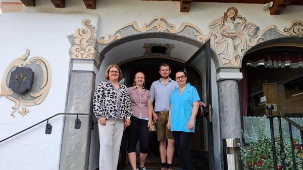 Familie Lackner betreibt den Kramerhof seit Generationen. (v.ln.r.) Senior-Chefin Christine Lackner, Rezeptionistin Barbara Taferner, Junior-Chef Sebastian Lackner und die Küchen-Fee Renate Lackner.