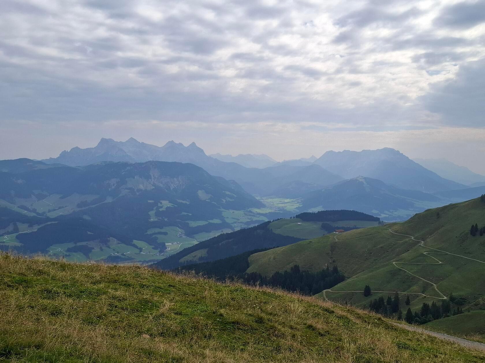 Eine großartige Sicht auf die Gebirge rundherum hat man vom St. Johanner Hausberg, dem Hraschbichl. Alle Besucher mit mindestens zwei Übernachtungen erhalten eine kostenlose Gondelkarte für eine Berg- und Talfahrt, wenn sie ihre Gästekarte an der Kasse vorzeigen.