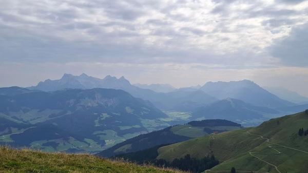 Eine großartige Sicht auf die Gebirge rundherum hat man vom St. Johanner Hausberg, dem Hraschbichl. Alle Besucher mit mindestens zwei Übernachtungen erhalten eine kostenlose Gondelkarte für eine Berg- und Talfahrt, wenn sie ihre Gästekarte an der Kasse vorzeigen.