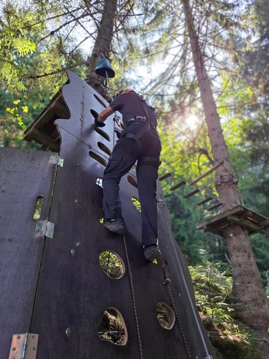 Auf der Mittelstation erwartet Familien der Hochseilgarten Hornpark. Dort gibt es einen Miniparcours für Kinder ab drei Jahren sowie acht weitere Parcours mit verschiedenen Schwierigkeitsgraden. Für ganz große und mutige Kletterer gibt es zudem einen Flying Fox (Seilrutsche) über den Angerer Alm Bergsee.