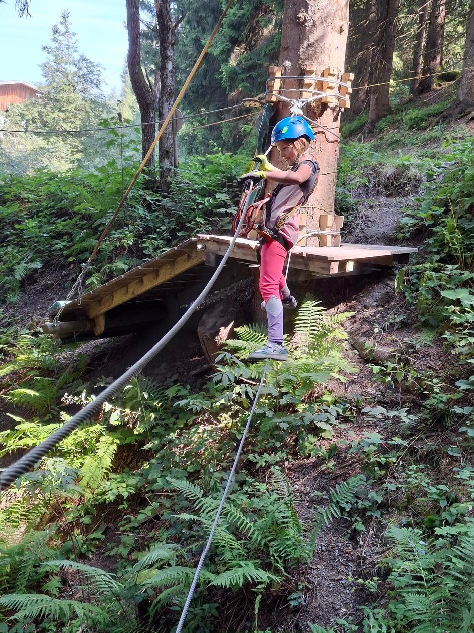 Seilrutschen, Leitern, Hindernisse: Für die ganze Familie ein großer Spaß. Die Kosten: 12 Euro für die ganz Kleinen, 31,50 Euro für Erwachsene.