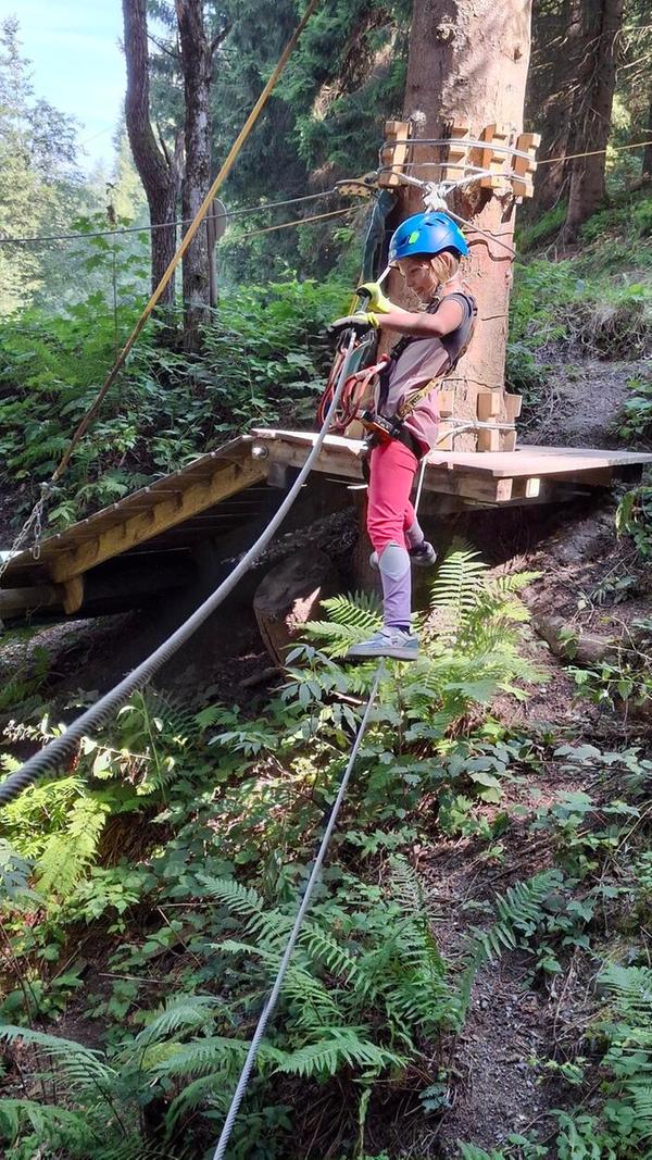 Seilrutschen, Leitern, Hindernisse: Für die ganze Familie ein großer Spaß. Die Kosten: 12 Euro für die ganz Kleinen, 31,50 Euro für Erwachsene.