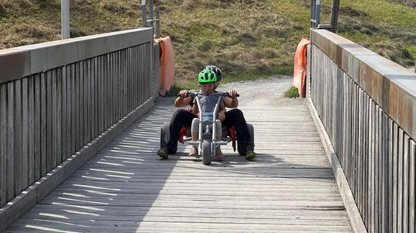 Wem die Talfahrt mit der Gondel zu langweilig ist, der kann mit dem Mountaincart den Berg hinunter rasen. Bis 10 Jahre nur zusammen mit Erwachsenen auf dem Mountaincart. Kosten für eine einfache Fahrt: 20 Euro. Es sind auch Kombitickets für Hochseilgarten und Mountaincart erhältlich.