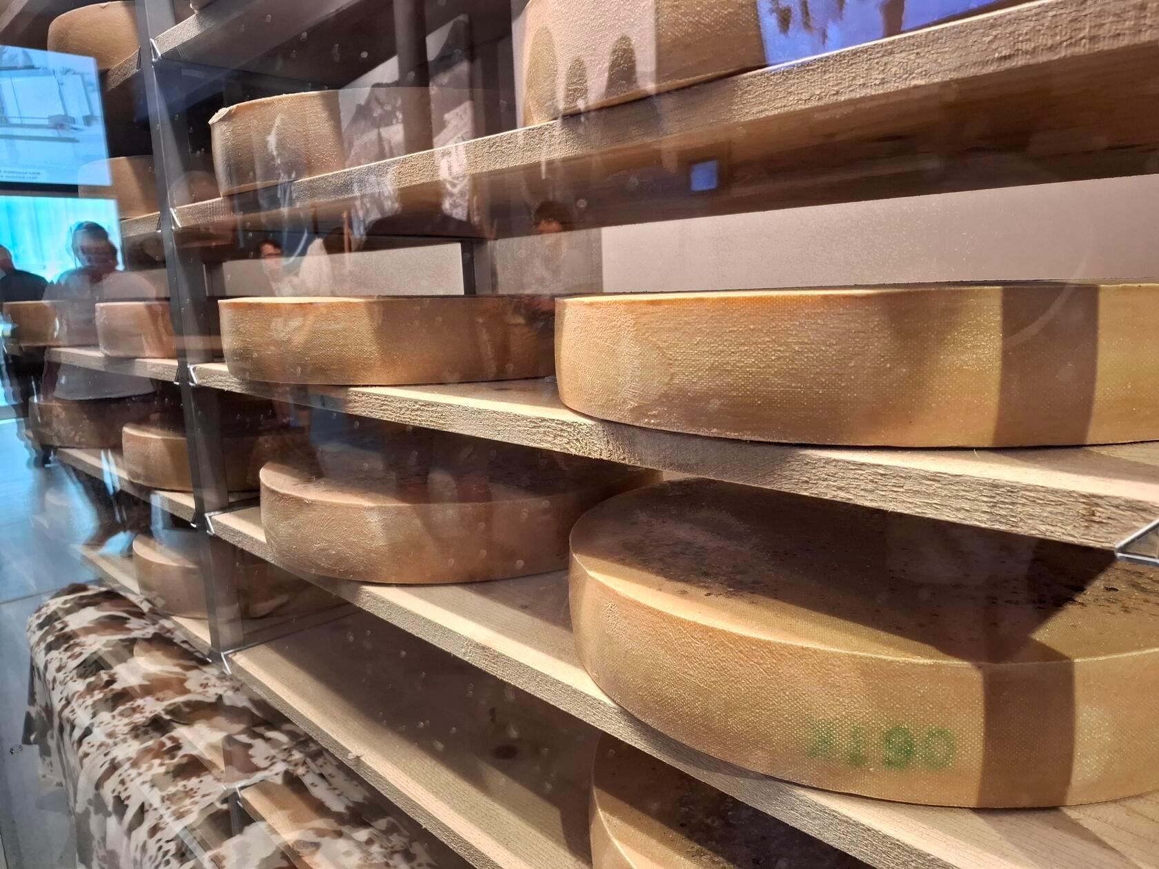 Hier stellt die Familie Widauer vor den Augen der Besucher ihren Käse her und vermittelt überdies viel Wissenswertes über den Käse und das Leben in den Bergen.