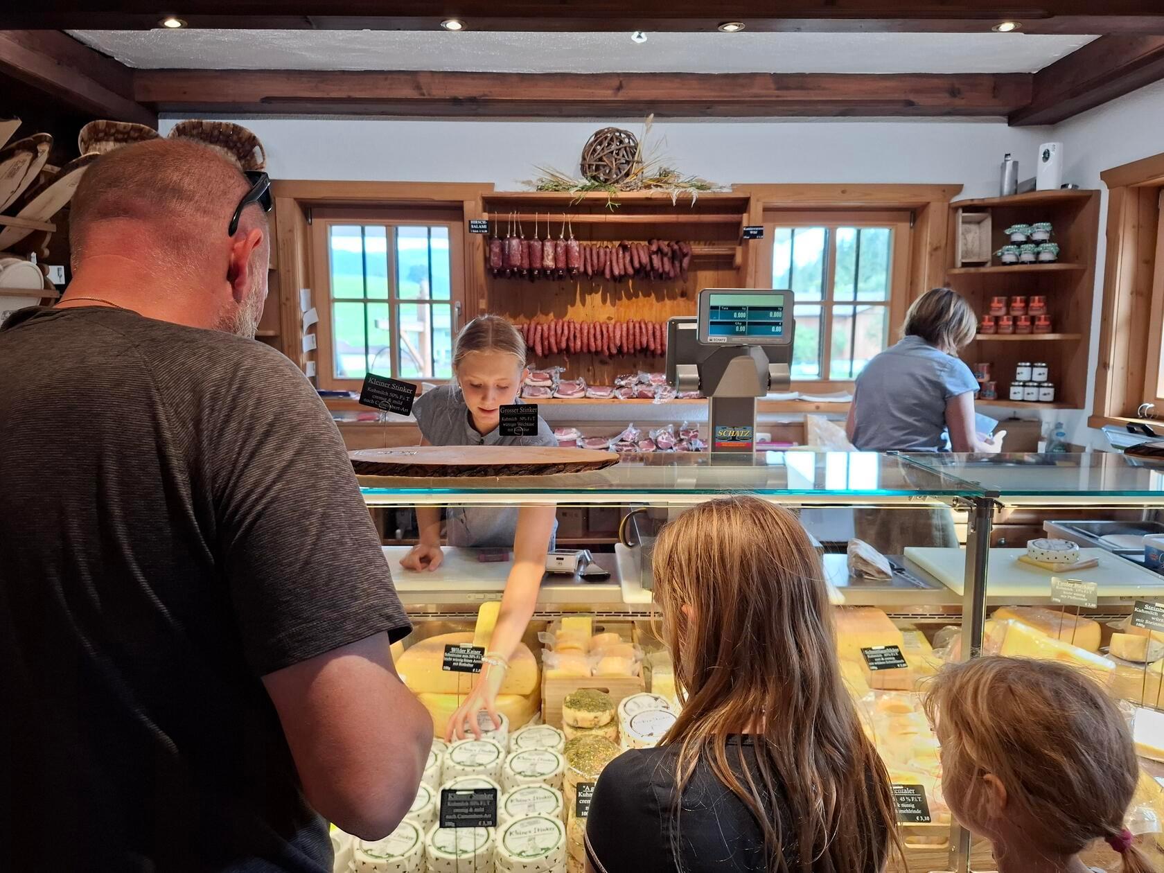 Natürlich kann man im angrenzenden Laden dann auch direkt den Käse kaufen - und noch viele andere Dinge aus der Region.