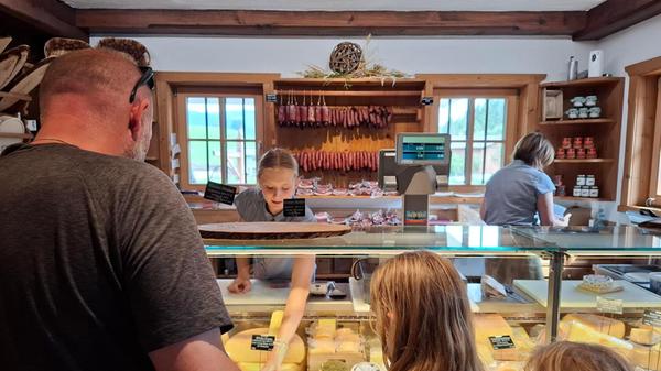 Natürlich kann man im angrenzenden Laden dann auch direkt den Käse kaufen - und noch viele andere Dinge aus der Region.