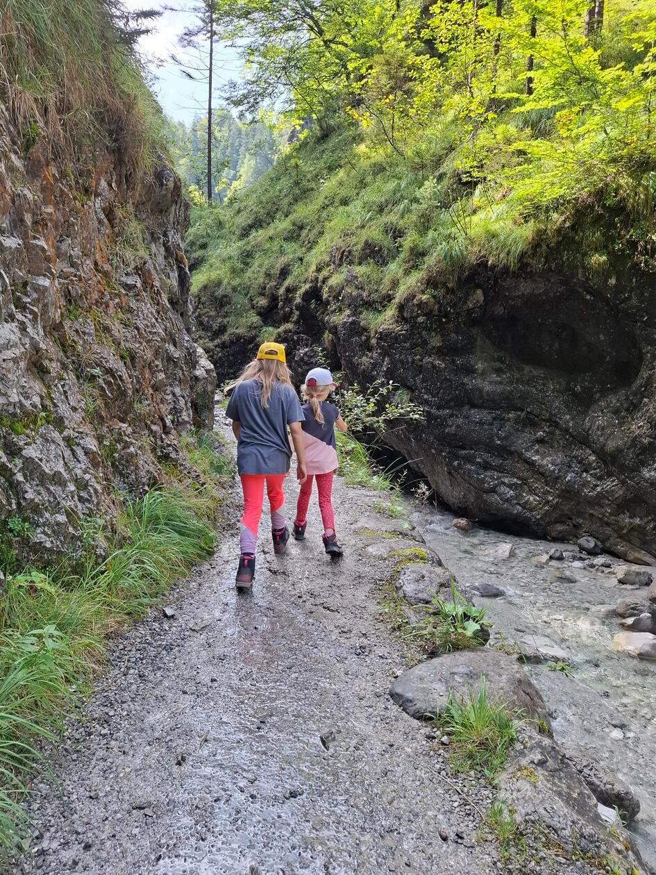 Die Griesbachklamm in Erpfendorf ist ein Abenteuer für die ganze Familie. Der Weg ist allerdings nicht barrierefrei. Kleine Kinder sollten in einer Kraxe oder ähnliches untergebracht werden.