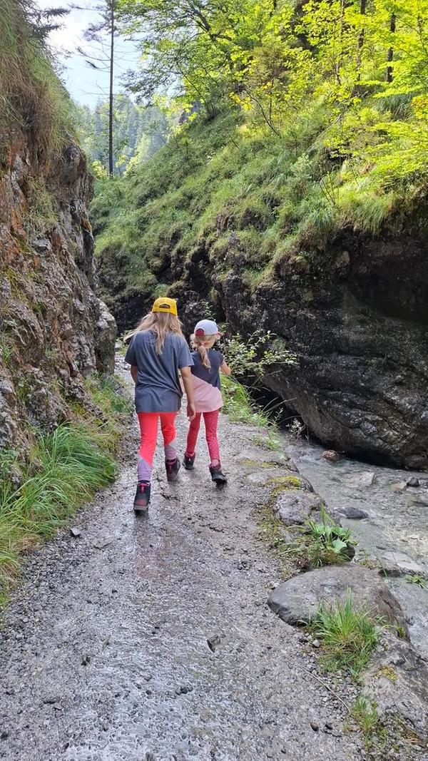 Die Griesbachklamm in Erpfendorf ist ein Abenteuer für die ganze Familie. Der Weg ist allerdings nicht barrierefrei. Kleine Kinder sollten in einer Kraxe oder ähnliches untergebracht werden.