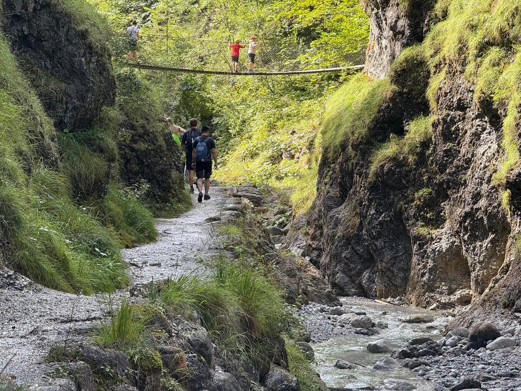 Hängebrücken führen über die malerische Schlucht. Unser Tipp: Gehen Sie lieber sehr früh oder erst am späten Nachmittag durch die Schlucht. Ansonsten sind an guten Tagen Menschenmassen auf den engen Wegen unterwegs.