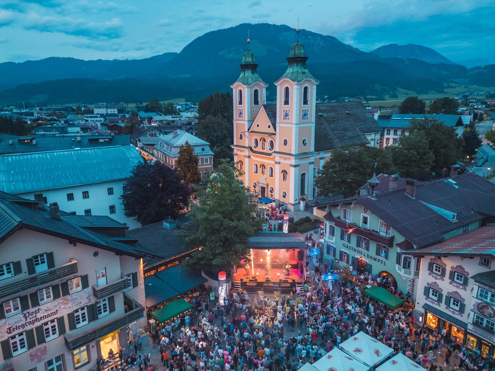Im Sommer findet in der Innenstadt von St. Joahnn jeden Mittwoch der "Lang & Klang"-Abend statt. Bei "Lang und Klang" finden sich über das ganze Ortszentrum verteilt mehrere Live-Bands, Artisten, Gaukler und die beliebte "Kinderspielstraße".