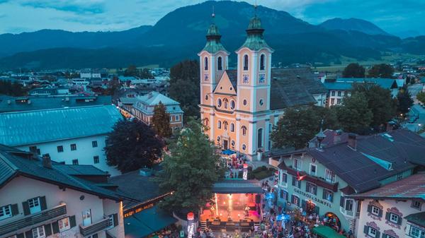 Im Sommer findet in der Innenstadt von St. Joahnn jeden Mittwoch der "Lang & Klang"-Abend statt. Bei "Lang und Klang" finden sich über das ganze Ortszentrum verteilt mehrere Live-Bands, Artisten, Gaukler und die beliebte "Kinderspielstraße".