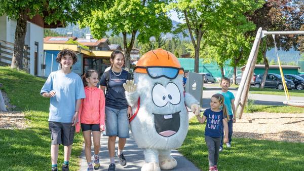 Wenn das Rätsel gelöst ist, können sich die Kinder sogar einen Preis in einem der Tourismusbüros abholen. Vielleicht sieht man das ein oder andere Mal auch Yappy, das Yak, auf dem Rätselweg über den Weg laufen.