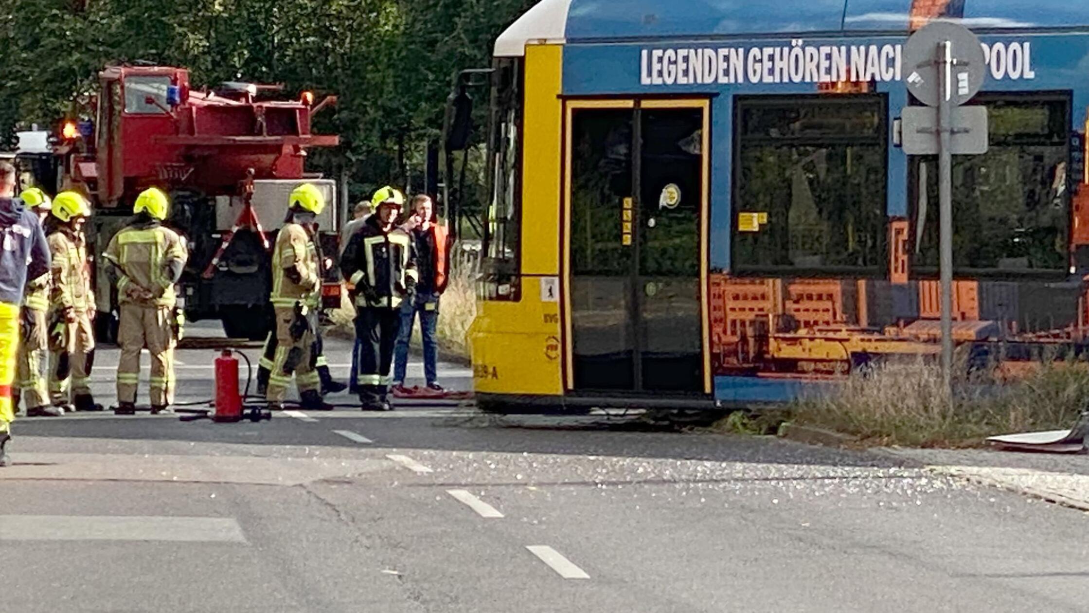 Crash von Tram und Reisebus in Berlin - Fahrer verletzt