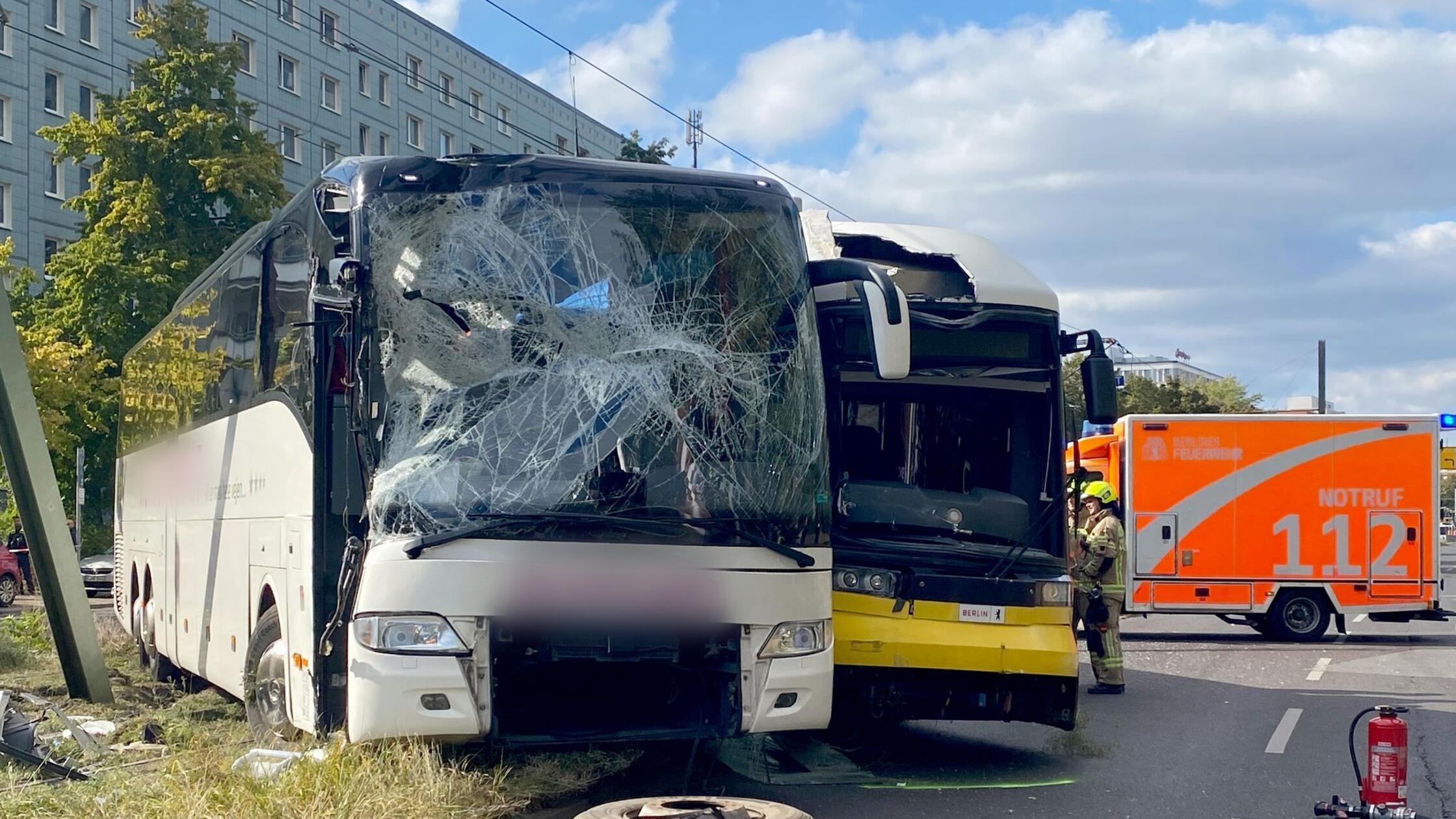 Tram und Reisebus stoßen in Mitte zusammen - Fahrer verletzt