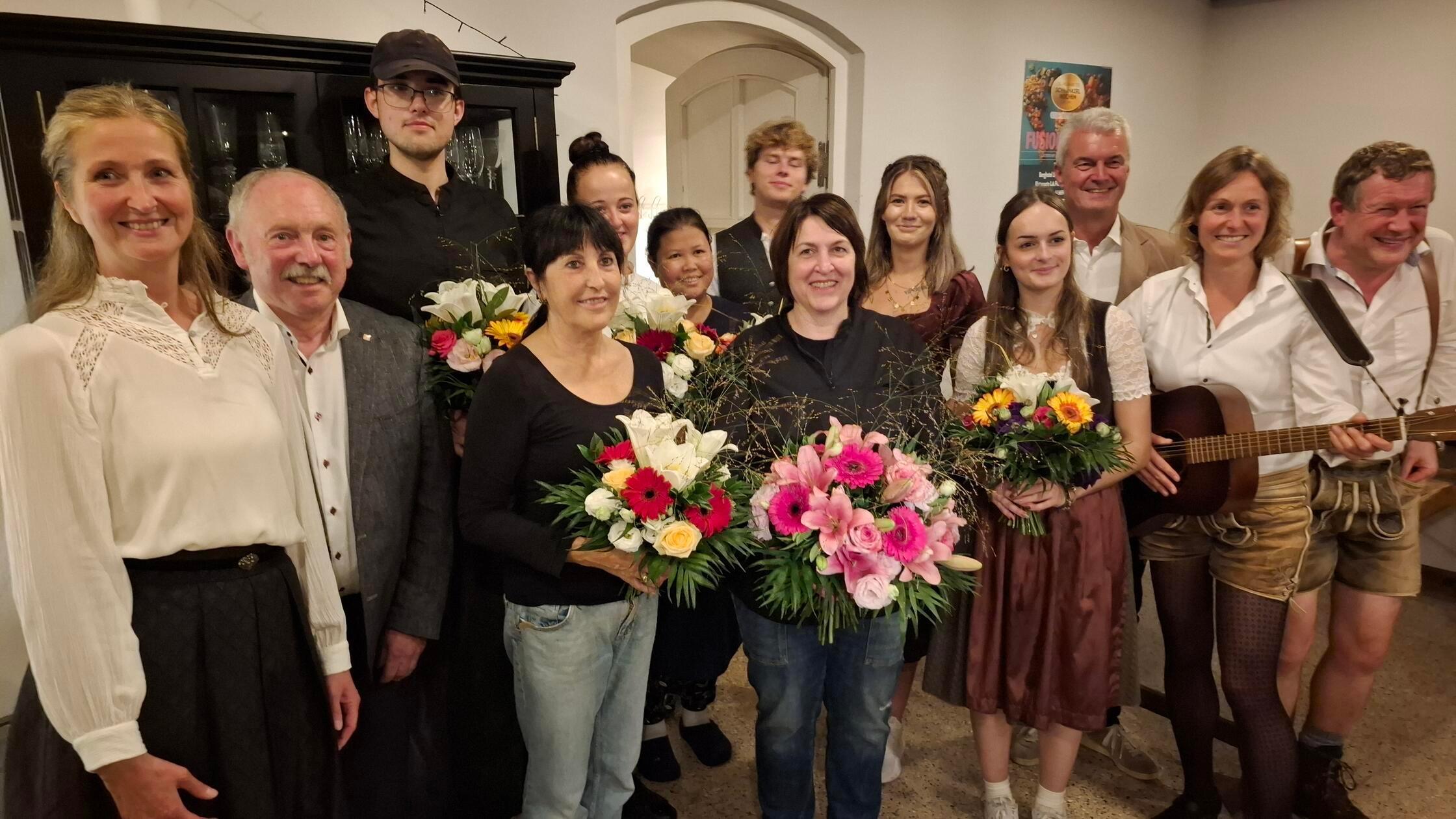 Blumen gab es von den Organisatoren für das Team u
