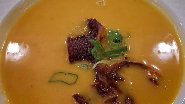 Die Kürbissuppe wurde mit Ingwer und Miso verfeine