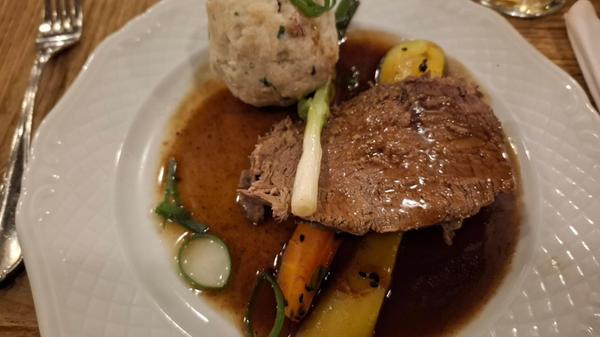 Butterzarter Ochsenbraten mit Ponzu-Sauce und Shii