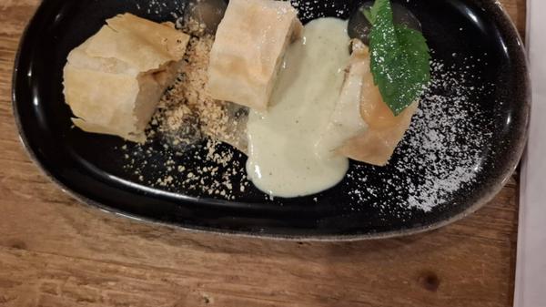 Zum Dessert gab es "Apfelstrudel-Sushi".