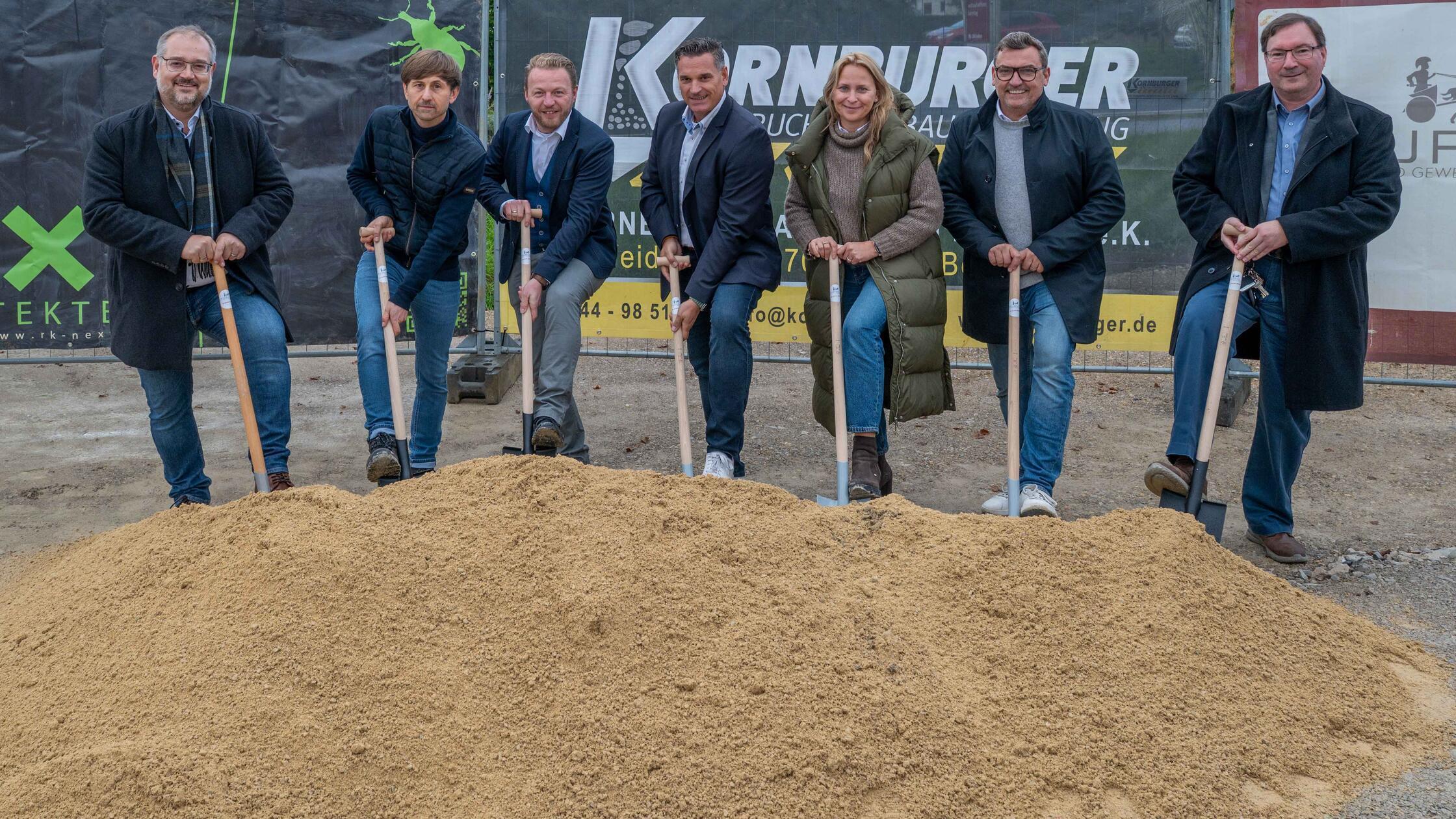 Sie vollzogen den ersten offiziellen Spatenstich f