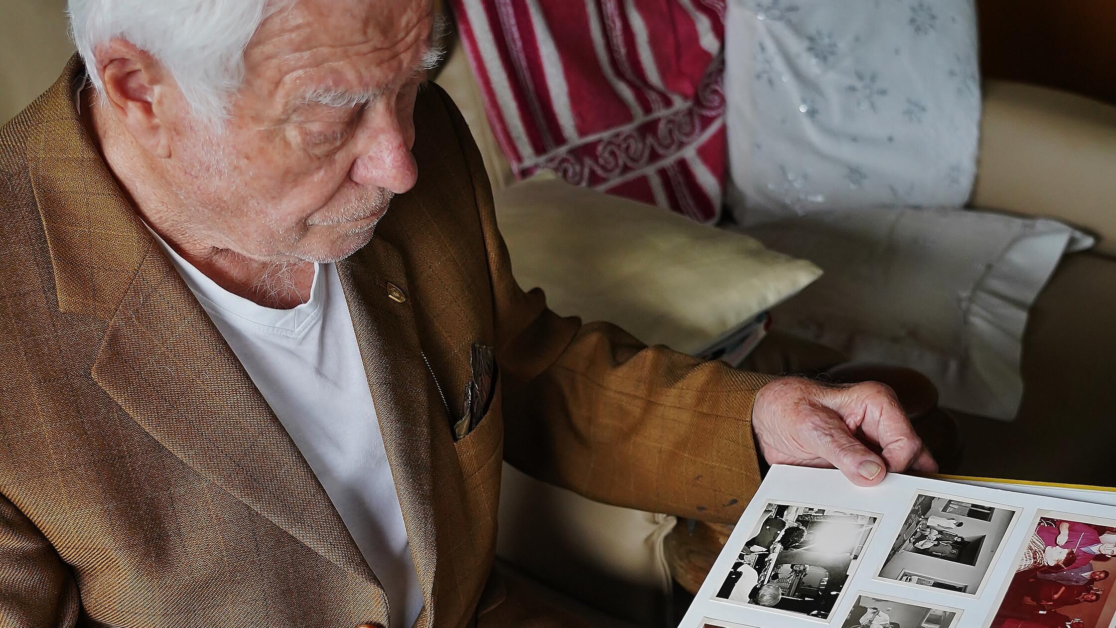 In zwei Dutzend Alben wird die fast hundertjährige