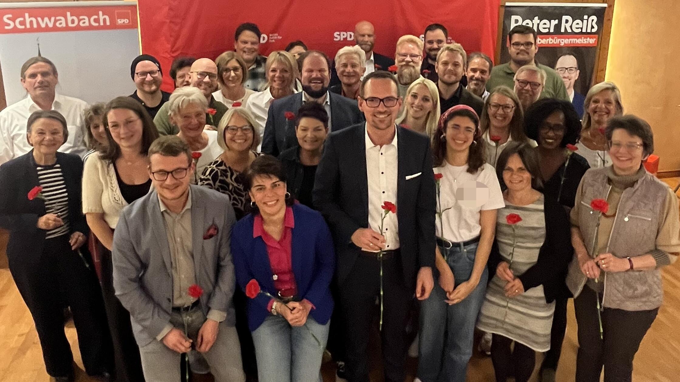 Gutgelaunt mit roten Nelken: Die Kandidatinnen und