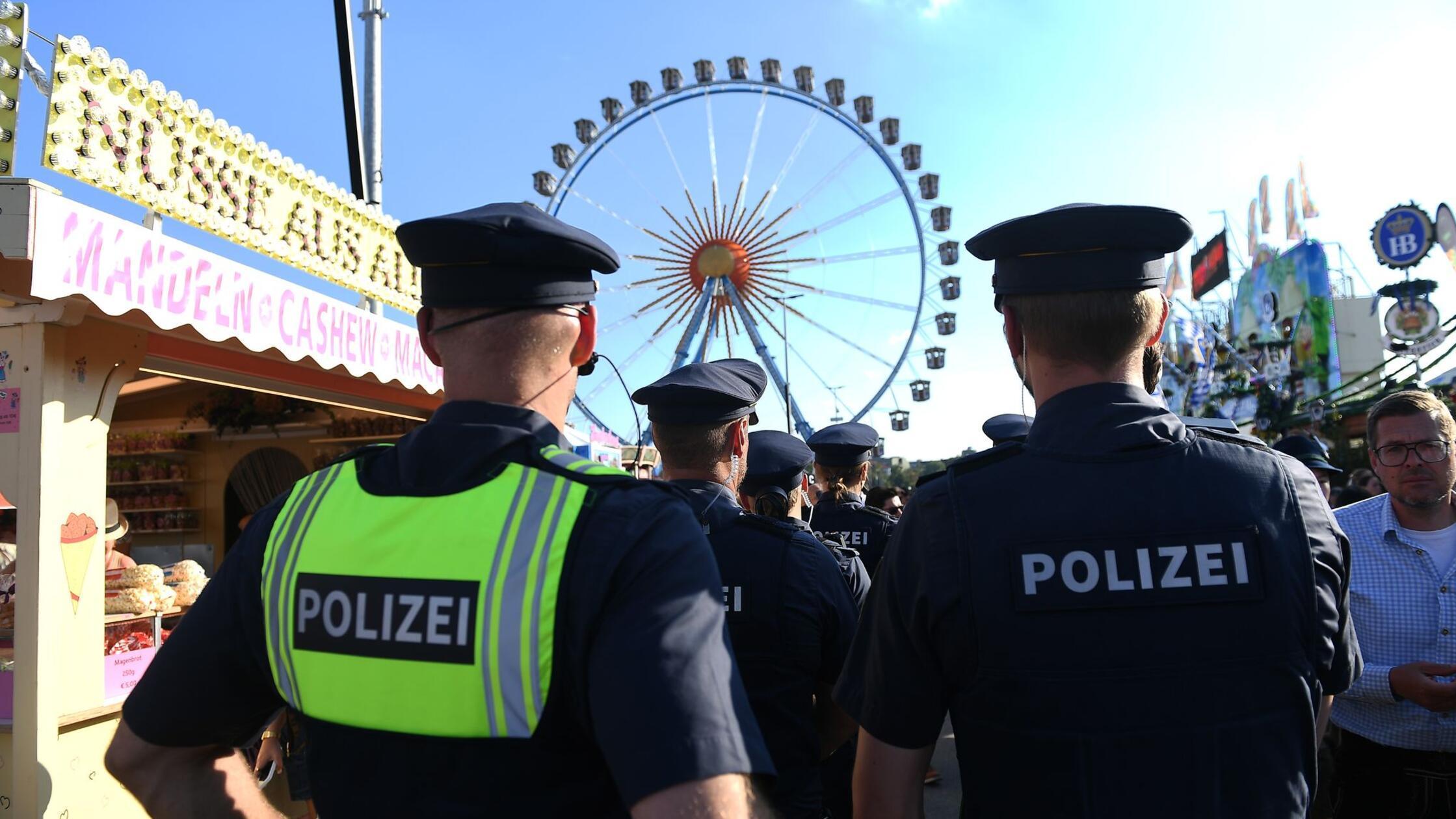 Besucher alarmierten Sicherheitsdienst: Vier Männer zeigen Hitlergruß auf Oktoberfest