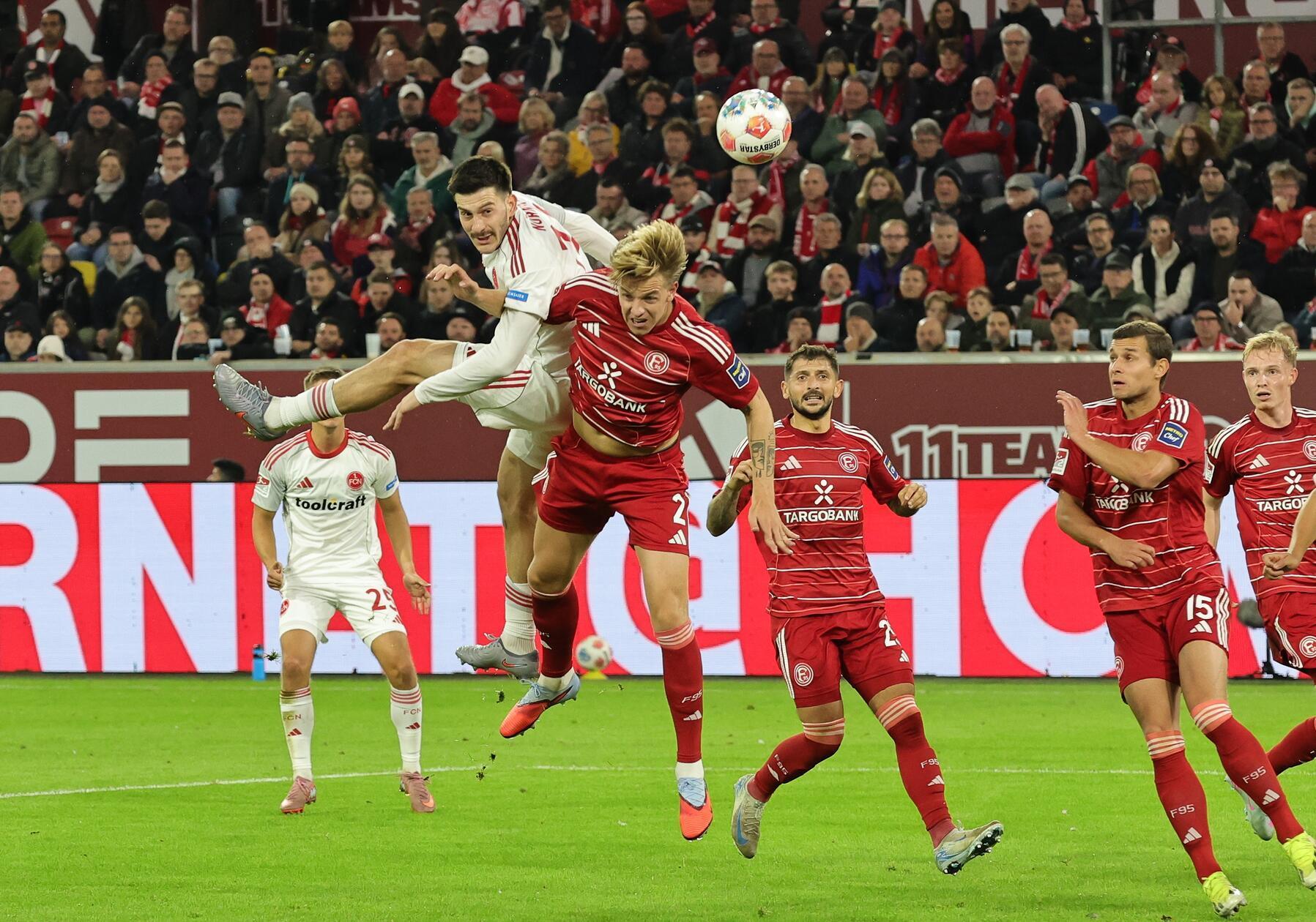 Alles oder nichts also die Devise beim Auswärtsspiel am Freitagabend bei der Fortuna aus Düsseldorf. Die ersten Minuten wollte jedoch keine der beiden Mannschaften das ganz große Risiko gehen. Wirkliche Torchancen zeichneten sich in der ersten Hälfte der ersten Hälfte nicht wirklich ab.