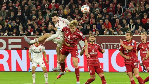 Alles oder nichts also die Devise beim Auswärtsspiel am Freitagabend bei der Fortuna aus Düsseldorf. Die ersten Minuten wollte jedoch keine der beiden Mannschaften das ganz große Risiko gehen. Wirkliche Torchancen zeichneten sich in der ersten Hälfte der ersten Hälfte nicht wirklich ab.