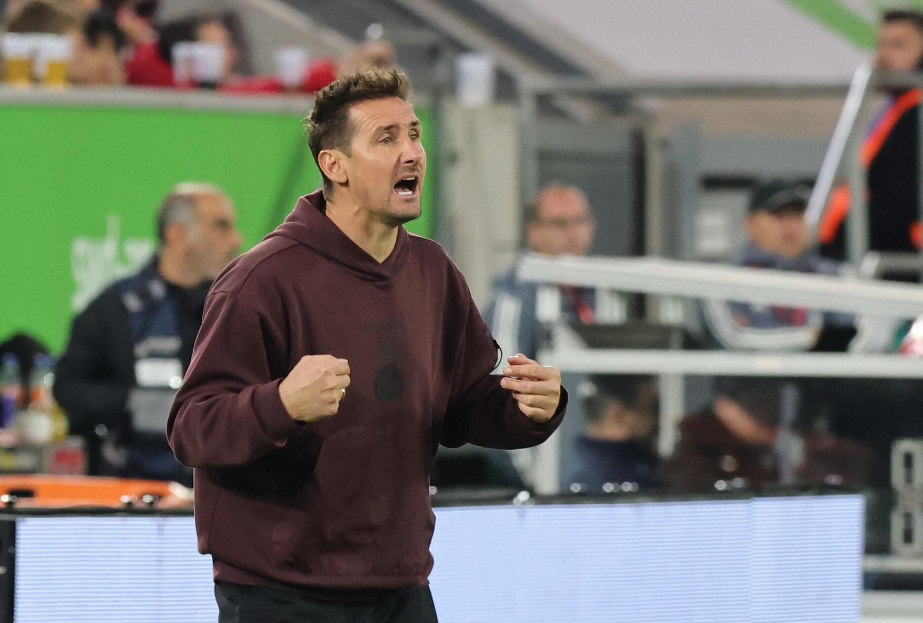 Trainer Miro Klose peitschte seine Spieler immer wieder an. Noch vor dem Pausenpfiff...