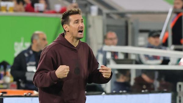 Trainer Miro Klose peitschte seine Spieler immer wieder an. Noch vor dem Pausenpfiff...