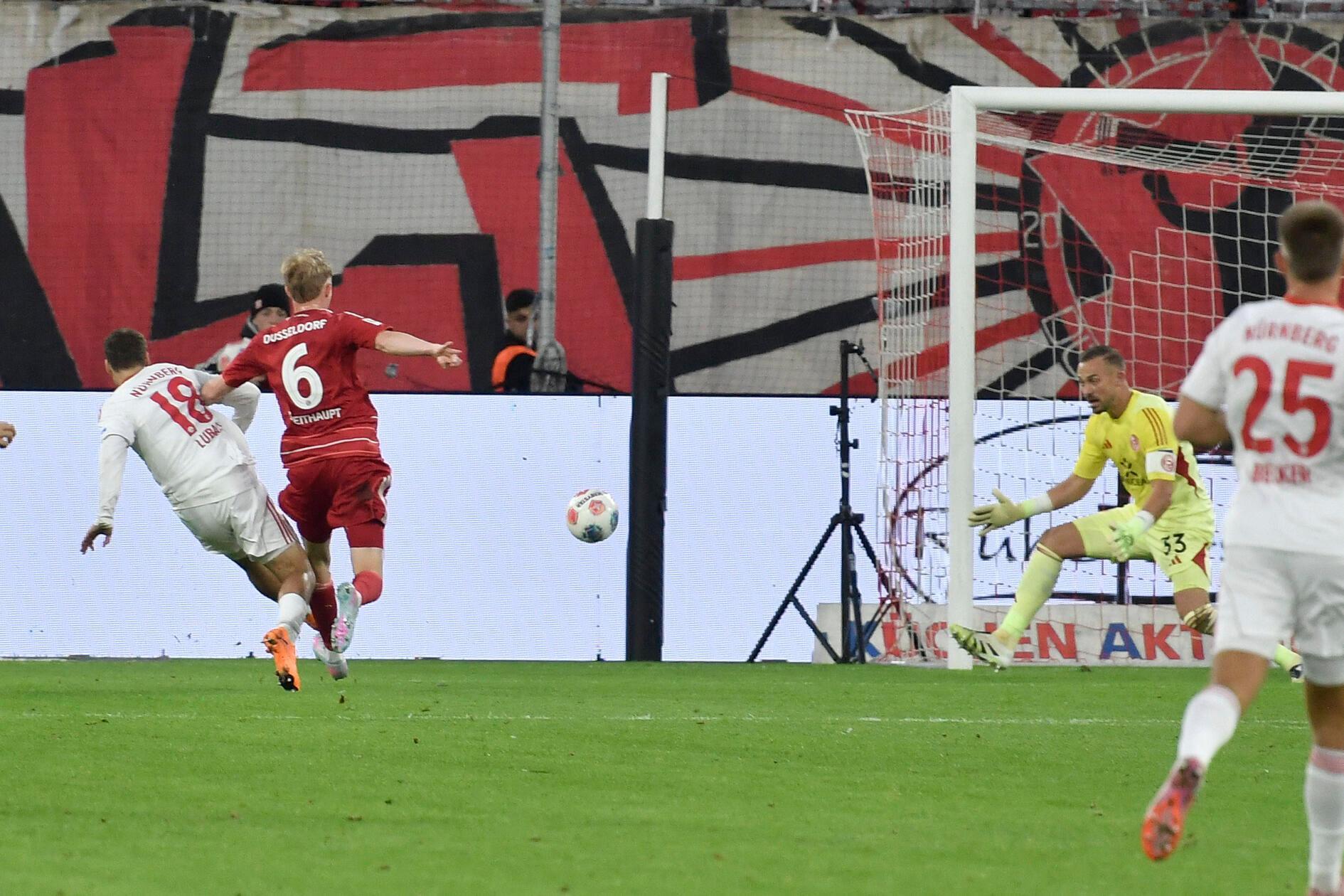 ... spielen die Gäste plötzlich aus dem Nichts einen traumhaften Konter zuende: Zoma spielt den vorletzten Pass perfekt in den Lauf des heranstürmenden Lubach. Der schiebt die Kugel eiskalt ins Tor. Führung für den FCN nach 25 Minuten!