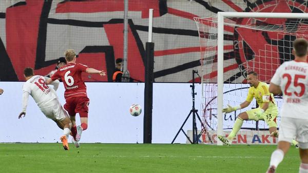 ... spielen die Gäste plötzlich aus dem Nichts einen traumhaften Konter zuende: Zoma spielt den vorletzten Pass perfekt in den Lauf des heranstürmenden Lubach. Der schiebt die Kugel eiskalt ins Tor. Führung für den FCN nach 25 Minuten!