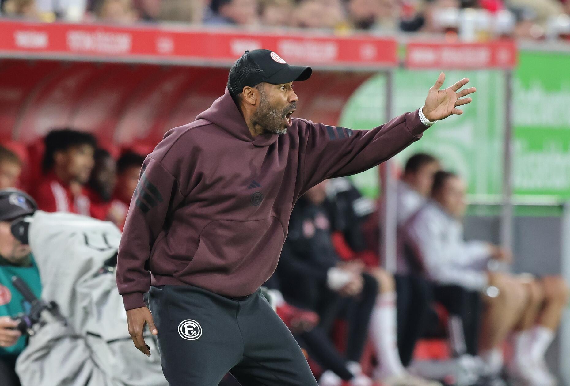 .... stechen ausgerechnet in dieser Phase nun die Hausherren zu: Eine Flanke von der linken Seite verlängert Schmidt per Kopf an den Fünfmeterraum, wo El Azzouzi offenbar von der Nürnberger Hintermannschaft vergessen wurde und freistehend mit links abziehen darf. Der Ball schlägt unten rechts ein. Ausgleich! Plötzlich muss Miro Klose wieder akut um seine Zukunft als Trainer in Franken bangen. Es dauert nicht lange...