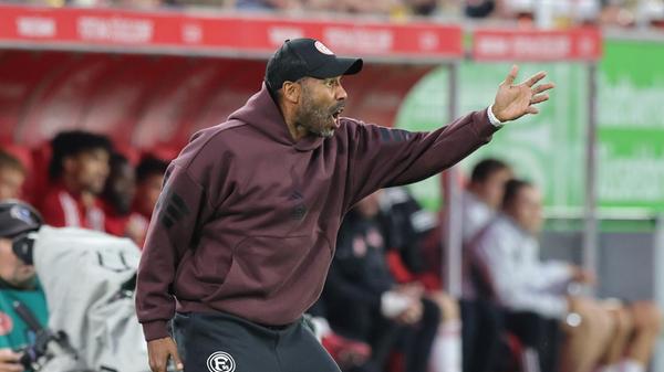 .... stechen ausgerechnet in dieser Phase nun die Hausherren zu: Eine Flanke von der linken Seite verlängert Schmidt per Kopf an den Fünfmeterraum, wo El Azzouzi offenbar von der Nürnberger Hintermannschaft vergessen wurde und freistehend mit links abziehen darf. Der Ball schlägt unten rechts ein. Ausgleich! Plötzlich muss Miro Klose wieder akut um seine Zukunft als Trainer in Franken bangen. Es dauert nicht lange...