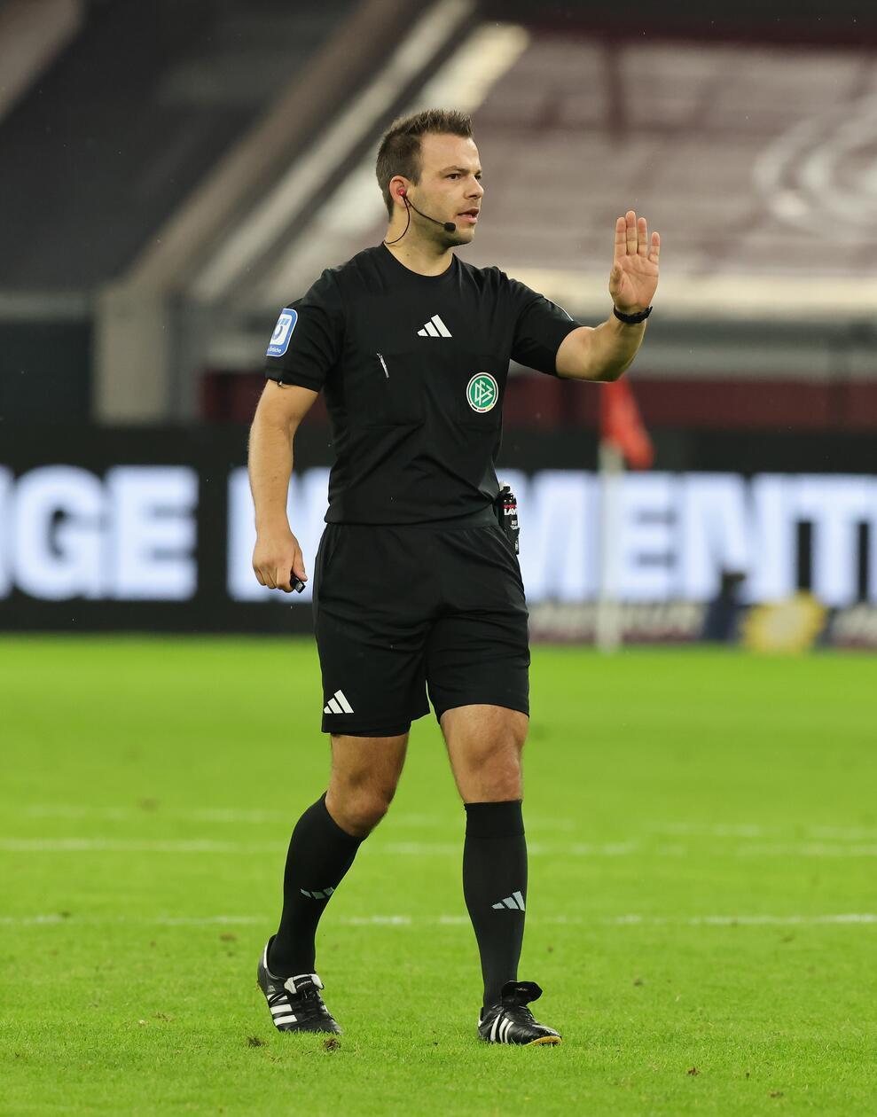 ... und dann wird die Partie so richtig hektisch: Innerhalb weniger Sekunden schaltet sich gleich zweimal der VAR ein. Erst wird nach langem Überlegen nicht auf einen Strafstoß für den FCN nach Foul entschieden... nur um gefühlt einen Wimpernschlag später dann doch nach einem Handspiel für einen klaren Strafstoß für Miro Klose und sein Team zu plädieren. Justvan tritt an und...