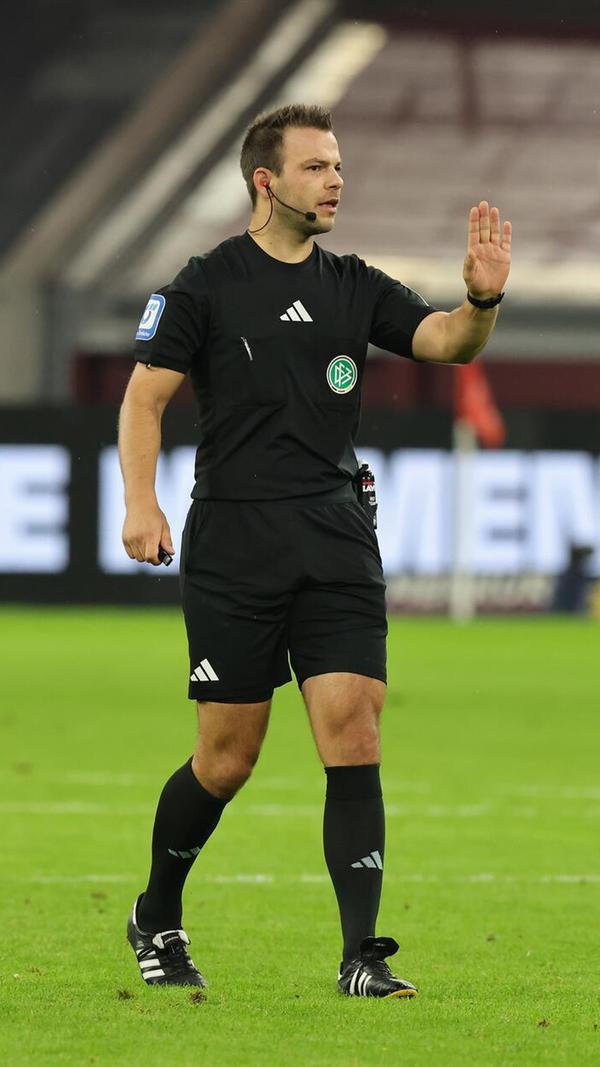 ... und dann wird die Partie so richtig hektisch: Innerhalb weniger Sekunden schaltet sich gleich zweimal der VAR ein. Erst wird nach langem Überlegen nicht auf einen Strafstoß für den FCN nach Foul entschieden... nur um gefühlt einen Wimpernschlag später dann doch nach einem Handspiel für einen klaren Strafstoß für Miro Klose und sein Team zu plädieren. Justvan tritt an und...