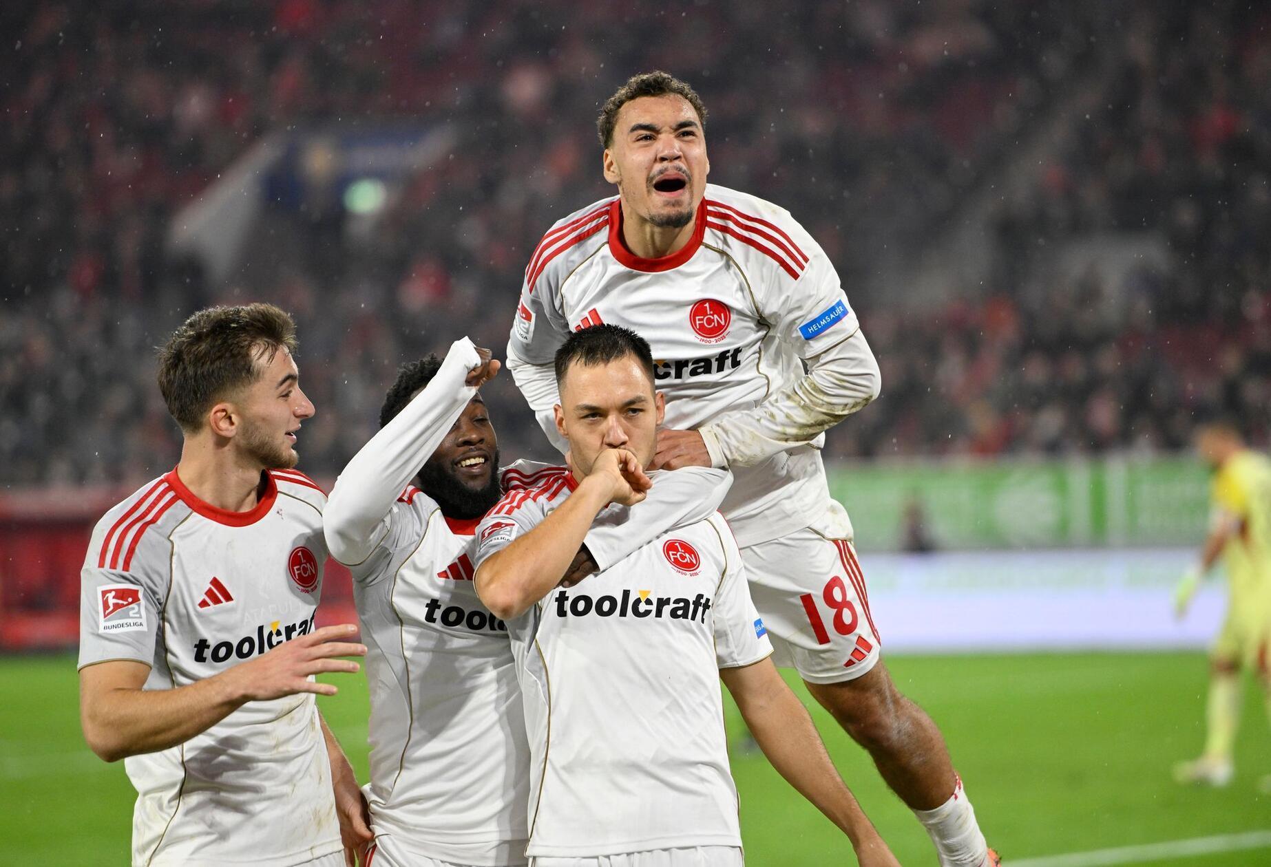 ... nagelt die Kugel rechtsunten in den Kasten der Fortuna! 2:1 nach 80 gespielten Minuten für den 1. FC Nürnberg. Die Gästefans hüpfen und feiern, doch da...