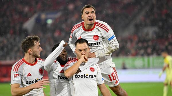 ... nagelt die Kugel rechtsunten in den Kasten der Fortuna! 2:1 nach 80 gespielten Minuten für den 1. FC Nürnberg. Die Gästefans hüpfen und feiern, doch da...