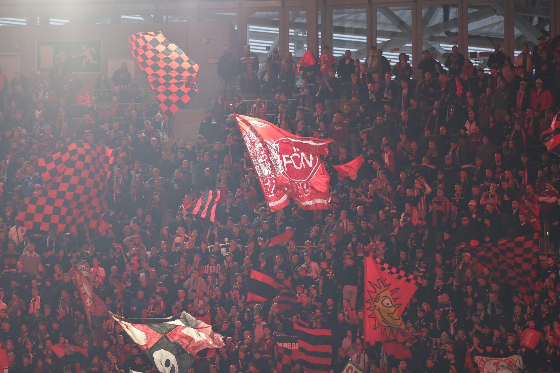 ... folgt nur drei Minuten später die prompte Antwort: Düsseldorf kombiniert sich mustergültig an den Nürnberger Strafraum, wo El Azzouzi in den Lauf von Rasmussen spielt. Der nimmt den Ball mit links mit und trifft alleine vor Reichert ins rechte Eck. 2:2 - und Klose ist wieder dicht am Ende seiner Zeit in Franken. Und wenn du denkst, es geht nicht mehr...