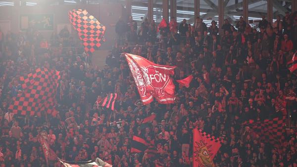 ... folgt nur drei Minuten später die prompte Antwort: Düsseldorf kombiniert sich mustergültig an den Nürnberger Strafraum, wo El Azzouzi in den Lauf von Rasmussen spielt. Der nimmt den Ball mit links mit und trifft alleine vor Reichert ins rechte Eck. 2:2 - und Klose ist wieder dicht am Ende seiner Zeit in Franken. Und wenn du denkst, es geht nicht mehr...