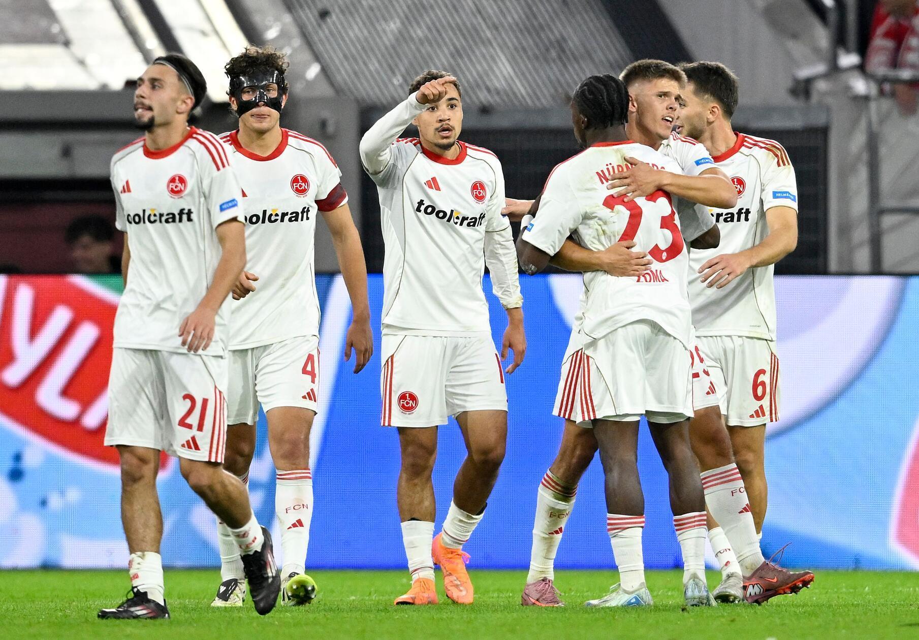 ... kommt von irgendwo dieser FCN-Moment daher: Weitere 120 Sekunden später wird nach Drexlers Hereingabe Grimaldis Schuss geblockt, doch Becker setzt nach, legt sich im Strafraum in aller Ruhe den Ball auf den rechten Fuß und trifft ins linke Eck. Der Club führt schon wieder! Was eine völlig irre Partie in Düsseldorf an diesem Abend. Als dann elf Minuten Nachspielzeit angezeigt werden, muss der Club noch einmal einen wahren Hexenkessel überstehen. Am Ende...