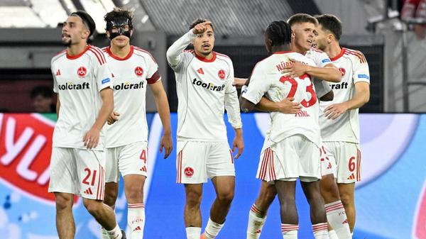 ... kommt von irgendwo dieser FCN-Moment daher: Weitere 120 Sekunden später wird nach Drexlers Hereingabe Grimaldis Schuss geblockt, doch Becker setzt nach, legt sich im Strafraum in aller Ruhe den Ball auf den rechten Fuß und trifft ins linke Eck. Der Club führt schon wieder! Was eine völlig irre Partie in Düsseldorf an diesem Abend. Als dann elf Minuten Nachspielzeit angezeigt werden, muss der Club noch einmal einen wahren Hexenkessel überstehen. Am Ende...