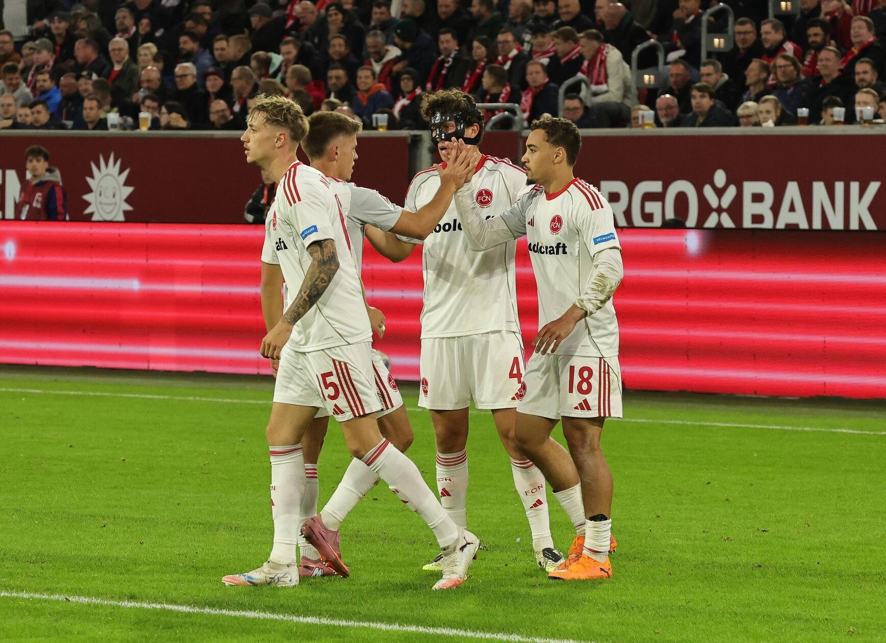 ... retten die Klose-Jungs den Sieg aber tatsächlich über die Zeit. Wie vor gut zwei Wochen gegen Bochum ist nun in Düsseldorf ebenfalls der Jubel grenzenlos. Nach Schlusspfiff...