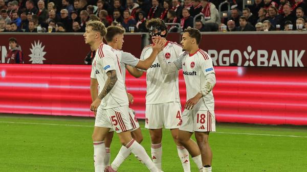 ... retten die Klose-Jungs den Sieg aber tatsächlich über die Zeit. Wie vor gut zwei Wochen gegen Bochum ist nun in Düsseldorf ebenfalls der Jubel grenzenlos. Nach Schlusspfiff...